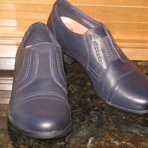 NEW in BOX NAVY SHOES 6.5 M  NICE !